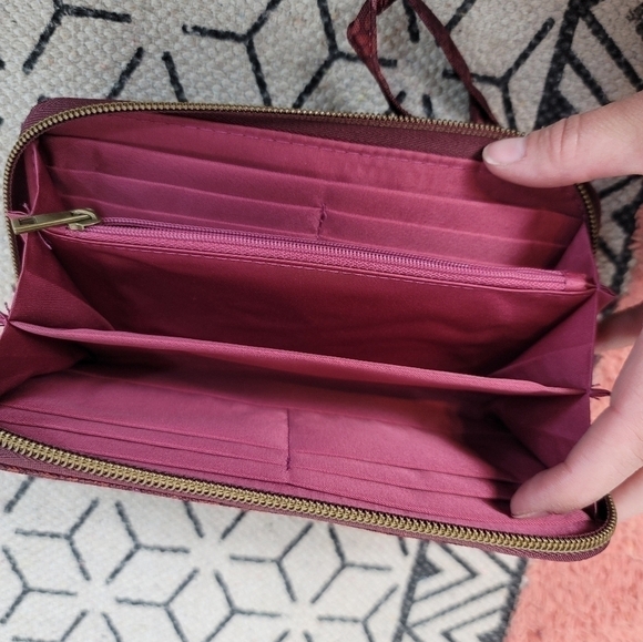 TRAVELON MAROON FLORAL FULL ZIPPER WALLET w WRISTLET - Picture 7 of 10